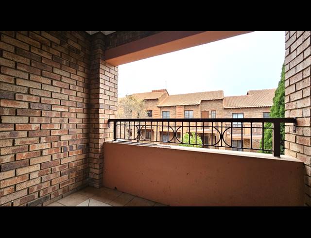 2 BEDROOM APARTMENT FOR SALE IN MOOIKLOOF RIDGE